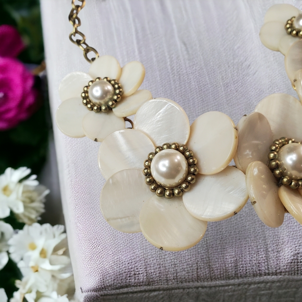 Kate Spade Garden Party Pearl Flower Lucite Necklace - Picture 4 of 5